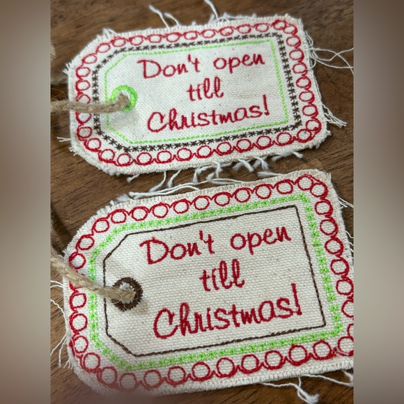 Festive Christmas Embroidered Gift Tags Set of 2 - Picture 2 of 3
